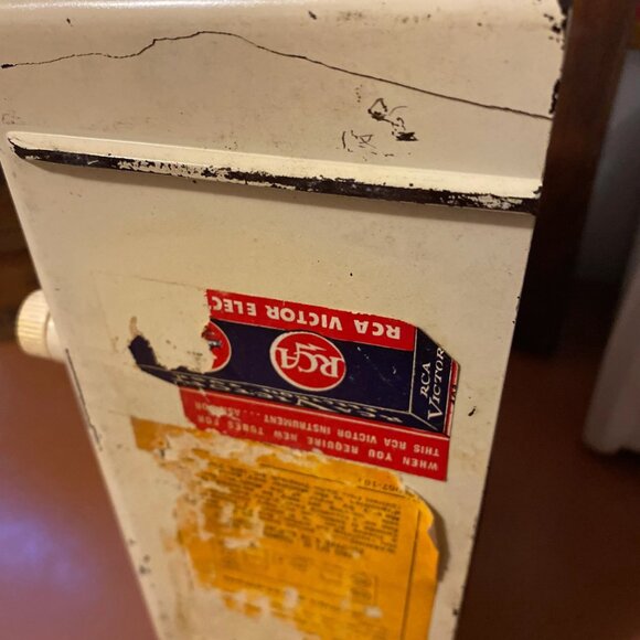 1952 RCA Nipper II Tube Radio - Picture 2 of 4